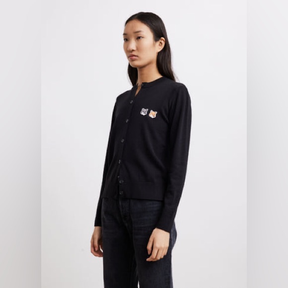 MAISON KITSUNE Sweaters - Maison Kitsuné
SKU: 222389F09501805
Black Double Fox Head Cardigan